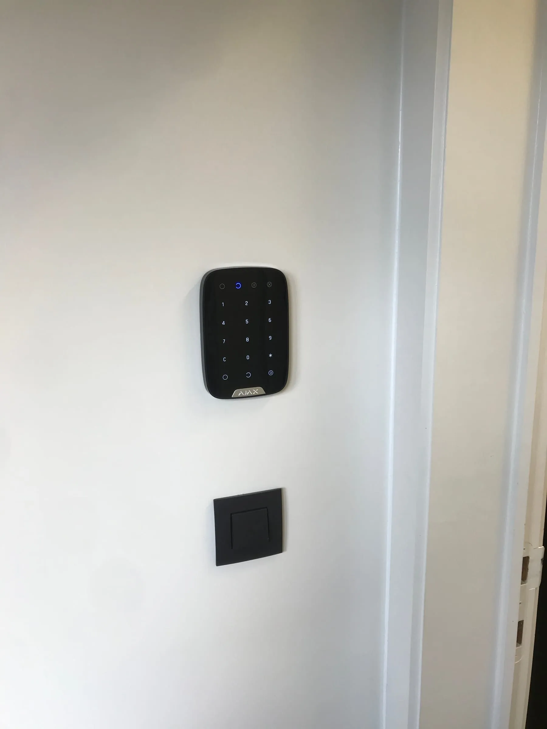 Draadloos alarmsysteem met codeklavier en fotoverificatie, geplaatst door dV Security, foto 1 van 4