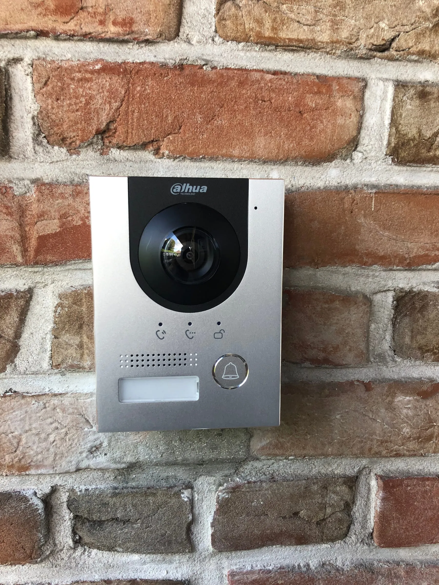 Videofonie met buitenpost en binnenpost bij een woning in Evergem, geplaatst door dV Security