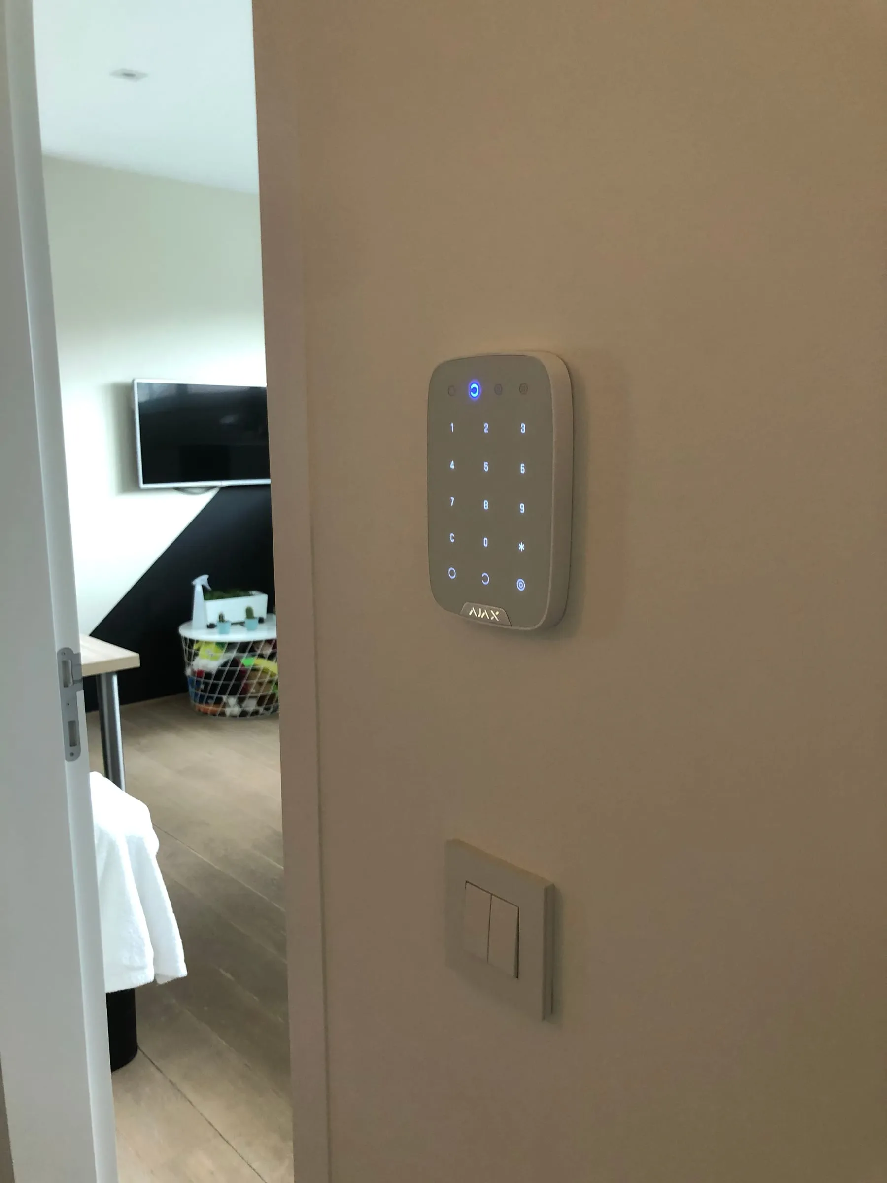 Draadloos alarmsysteem met codeklavier en fotoverificatie, geplaatst door dV Security
