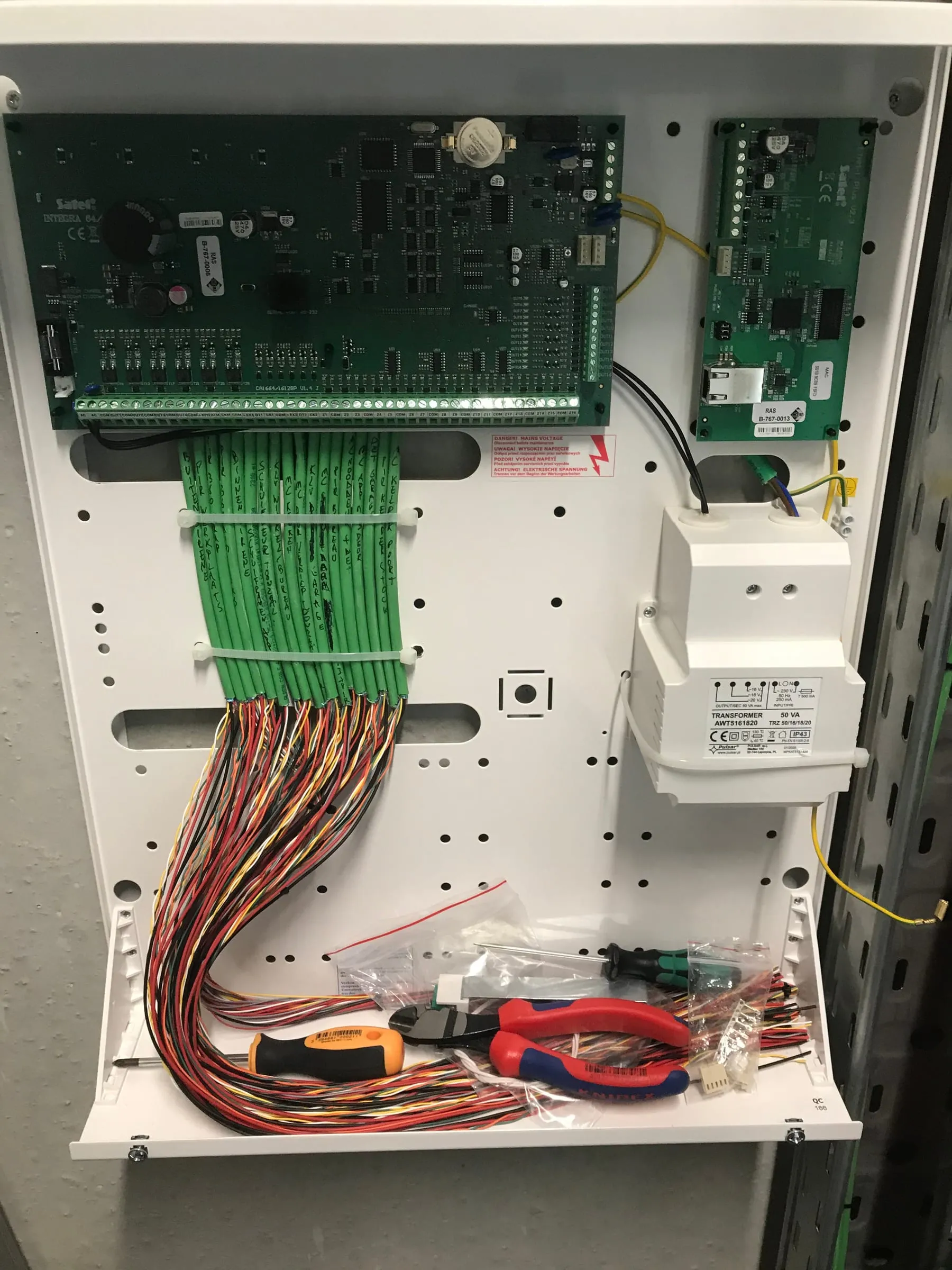 Bekabeld alarmsysteem geplaatst door dV Security in Waarschoot, Lievegem